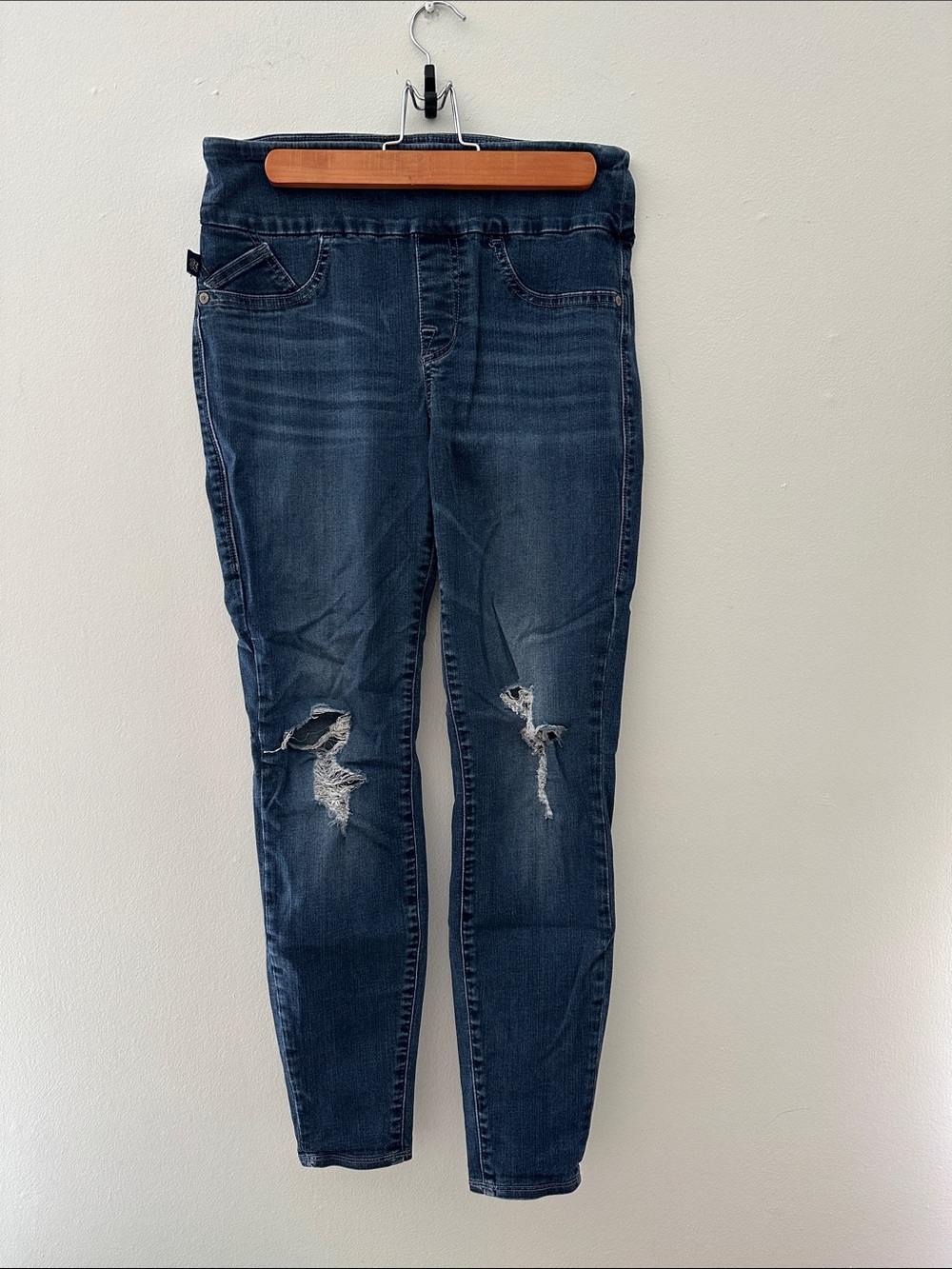 Rock &Republic High-Rise Distressed Skinny Jeans - Dark Blue